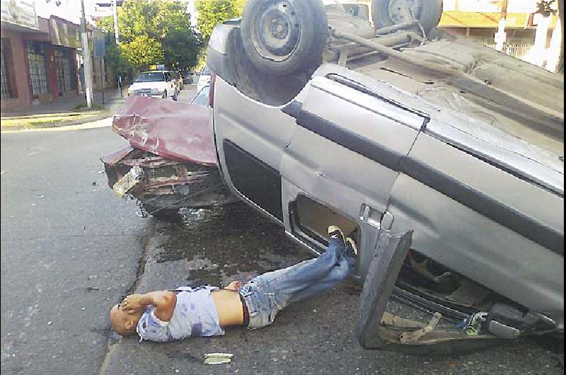 Terrible Vuelco De Una Camioneta Tras Chocar Contra Un Autom Vil Tres