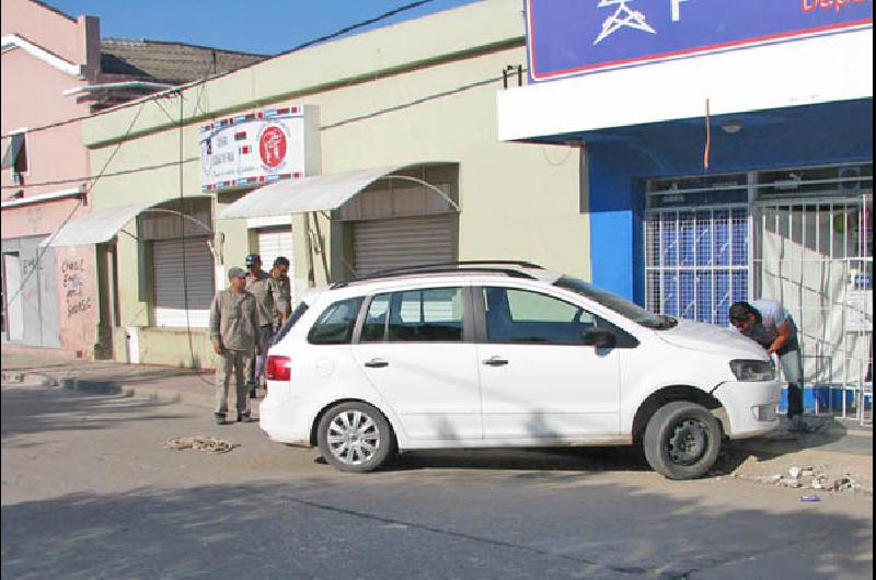 Remisero se descompensó y se estrelló contra una columna de alumbrado