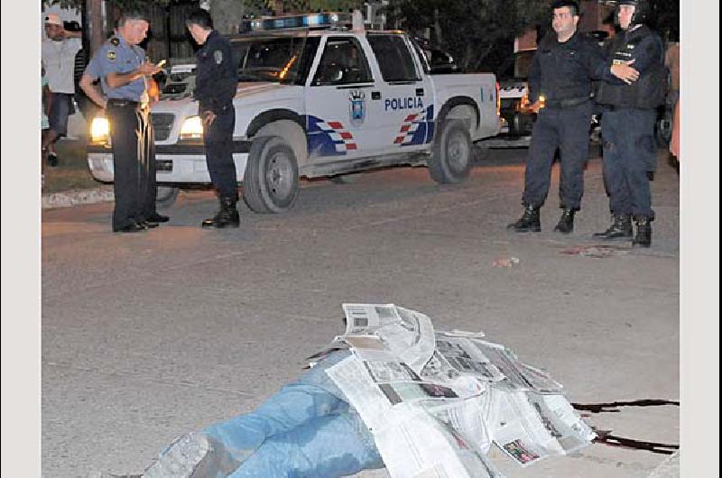 Un motociclista murió en el acto al ser embestido por una camioneta