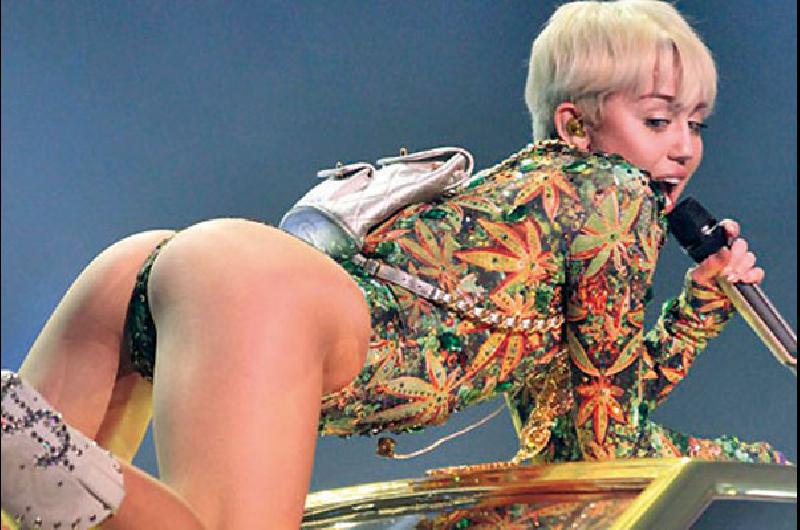 Los Padres De Los Fans De La Cantante Miley Cyrus Solicitan Cancelar Su