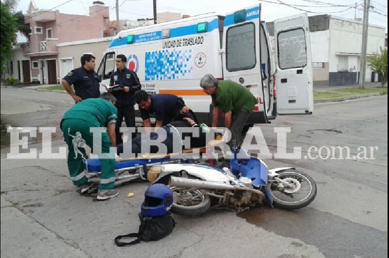 Padre E Hija Lesionados Por Choque De Una Moto Y Una Camioneta Una