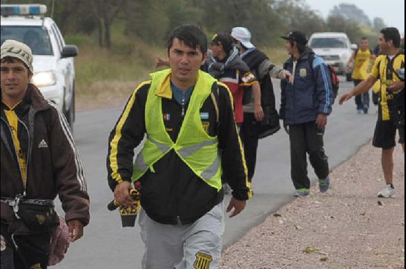 Los peregrinos buscan alcanzarle sus pedidos y necesidades al Señor de