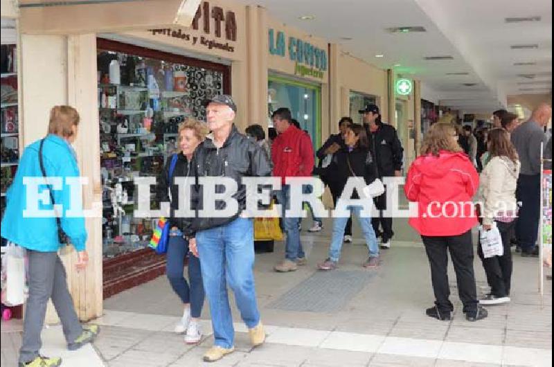 Los Turistas Disfrutan De Los Atractivos Y Bondades De Las Termas