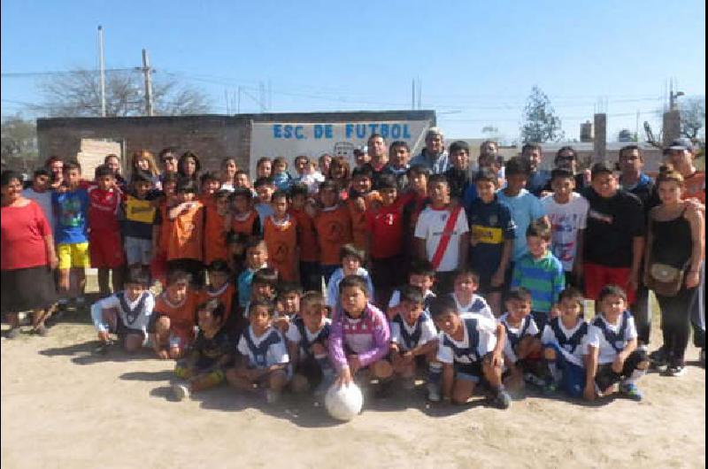 Integrantes De La Escuela De F Tbol Los Terme Itos Festejaron El D A