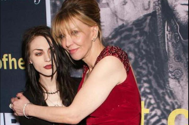 Se casó Frances Bean la hija de Kurt Cobain y no invitó a su mamá