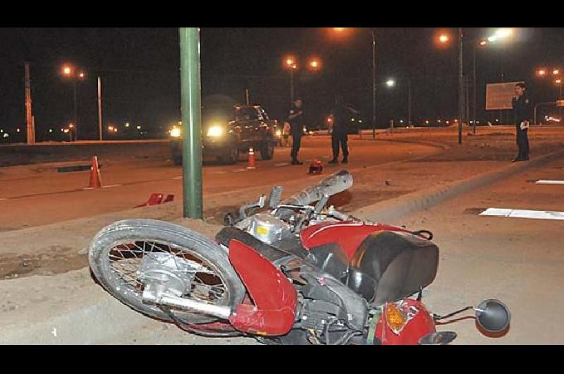 Un joven resultó con heridas de gravedad al colisionar con su moto Un