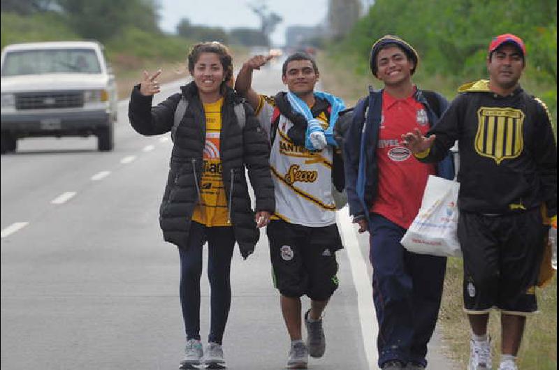 Los peregrinos se unen en fe y oración a la vera de la ruta 34