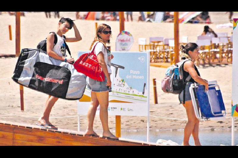 Los Turistas Disfrutan Del Buen Clima Por Estos D As Los Turistas