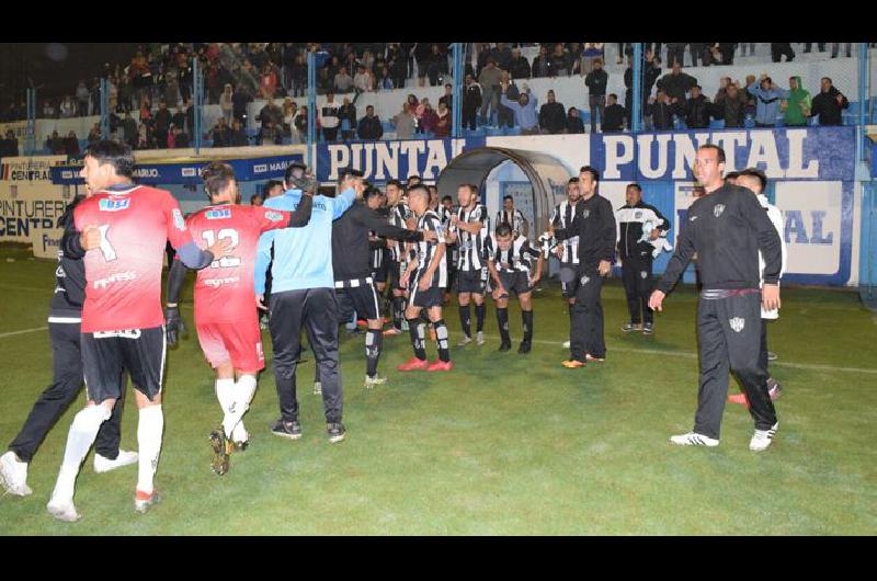 Video As Se Plant El Arquero De Central Ante Los Agresores En