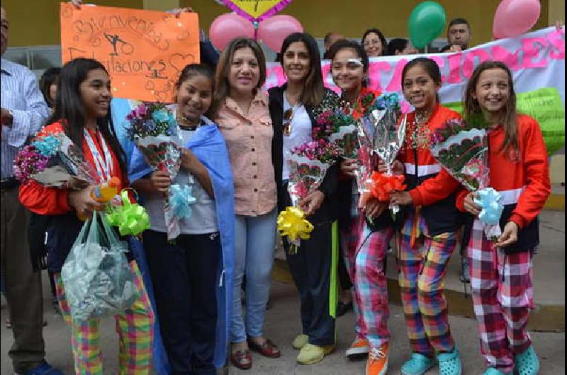 Colonia Dora recibió con alegría a las gimnastas que brillaron en los