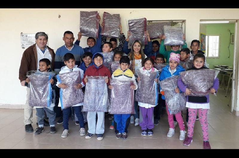 Entregan frazadas a alumnos de una escuela y un jardín de Puestito