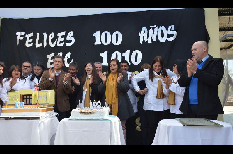 Conmemoraron los 100 años de institución escolar de Yuchán Con un