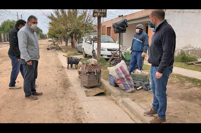 La campaña Tu patio limpio llegó al B 1 de Mayo El intendente