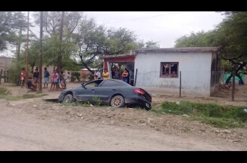 Un Autom Vil Que Circulaba A Alta Velocidad Termin En Una Cuneta Los