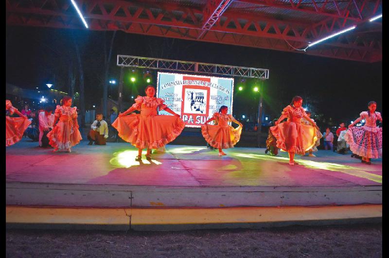 Segunda noche de la gran fiesta por el 32 aniversario de Ashpa Súmaj