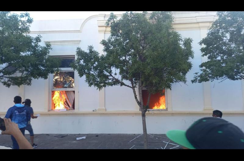 Chubut Manifestantes Incendiaron La Casa De Gobierno Tras La