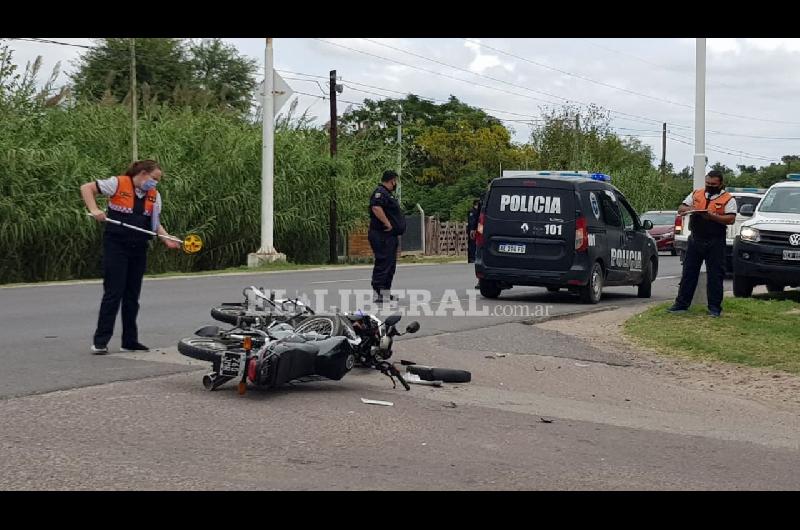 Impactante choque frontal de motos frente a un cementerio Ocurrió