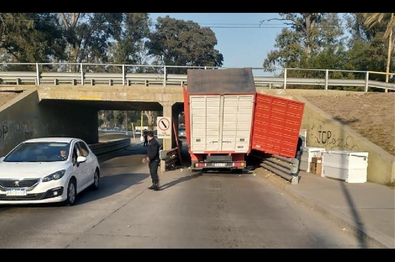 Ins Lito Accidente Camionero Quiso Pasar Por Debajo De Un Puente Sin