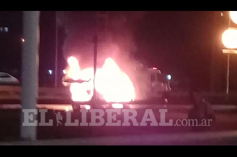 VIDEO Un auto se prendió fuego en la autopista y causó pánico entre