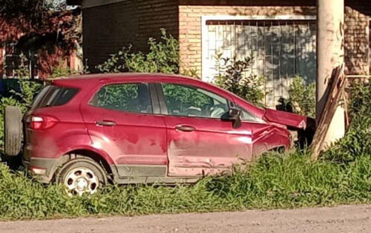 Volvían de fiesta en camioneta y se estrellaron contra poste La