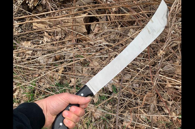 Tensión en La Banda por un hombre que amenazó con machete a varias