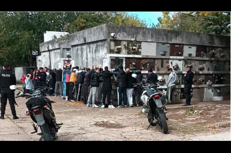 Motochorros Quisieron Recordar A Un Amigo Muerto Fueron Al Cementerio