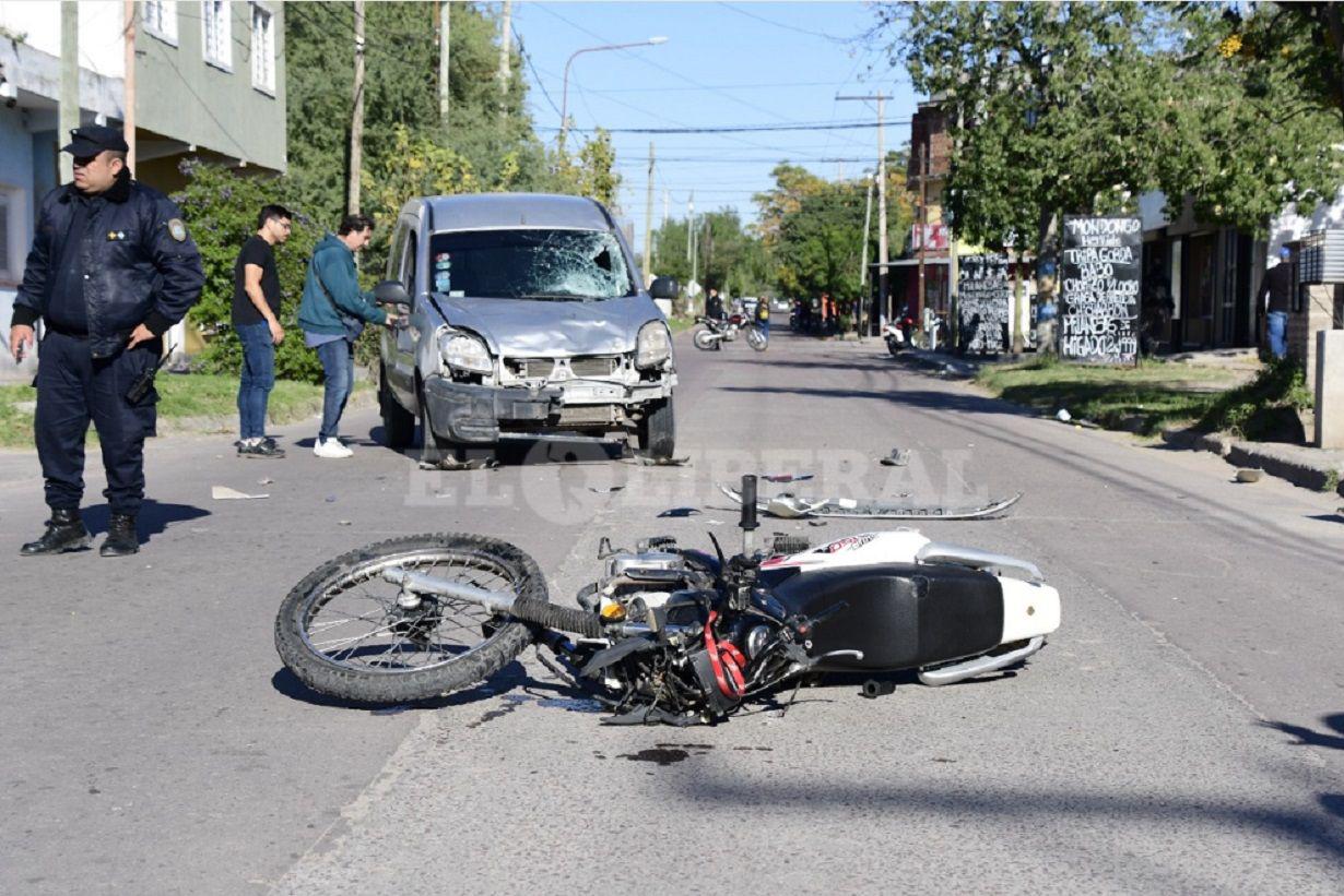 Fuerte choque alteró la mañana en el barrio Colón un motociclista fue