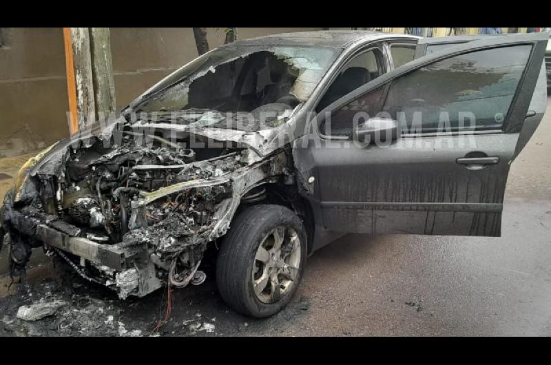 Susto En El Centro Por El Incendio De Un Auto Estacionado Hubo Enormes