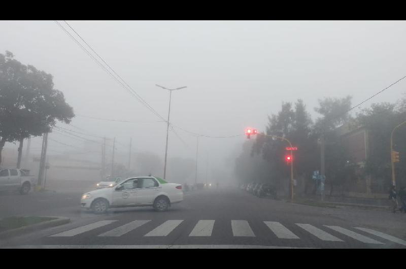 Una densa neblina acompañó a los santiagueños en las primeras horas