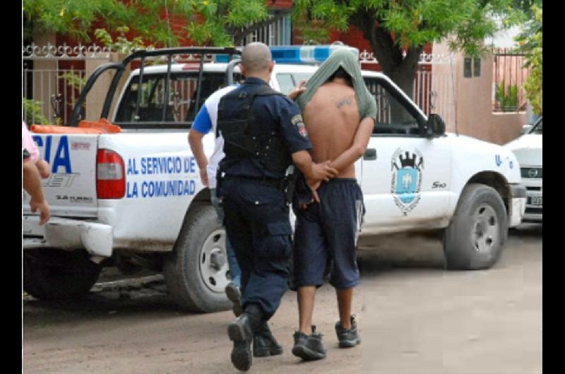 Lanzó proyectiles a los policías y la jueza lo envía a trabajar en