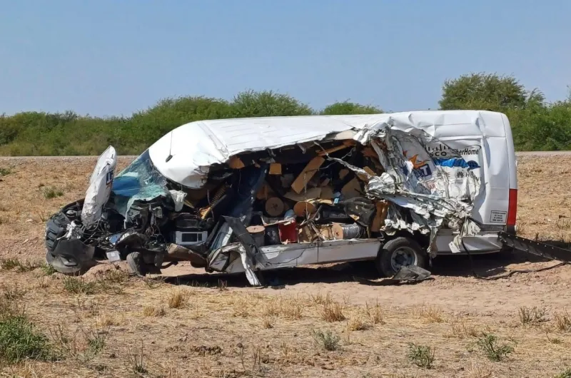 Conductor pelea por su vida tras chocar con un camión La combi en la