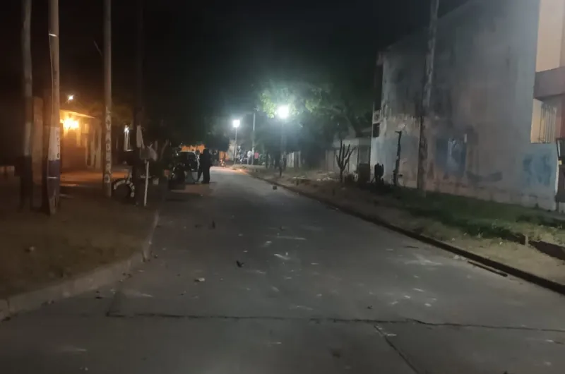 Bandas antagónicas se enfrentaron a golpes con palos y piedras y en la