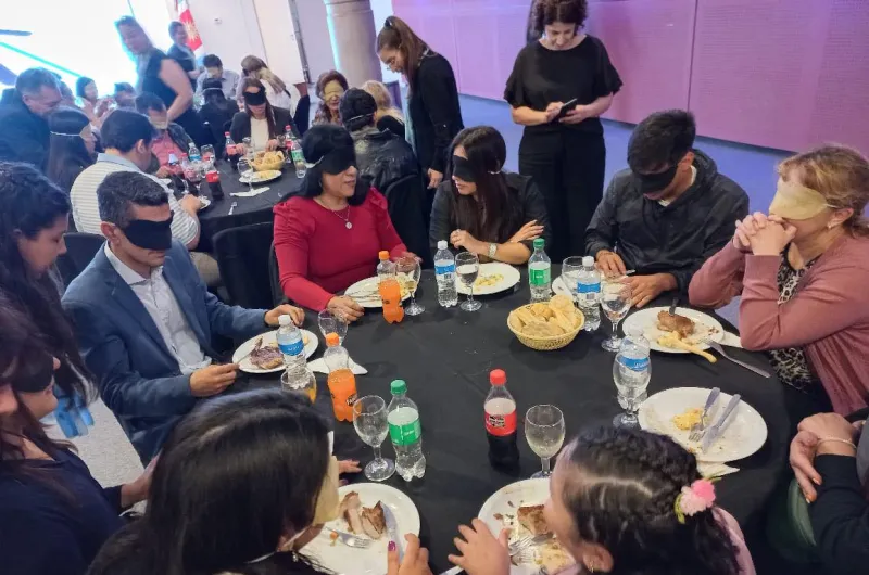 El Viceintendente De La Banda Particip En El Almuerzo A Ciegas El