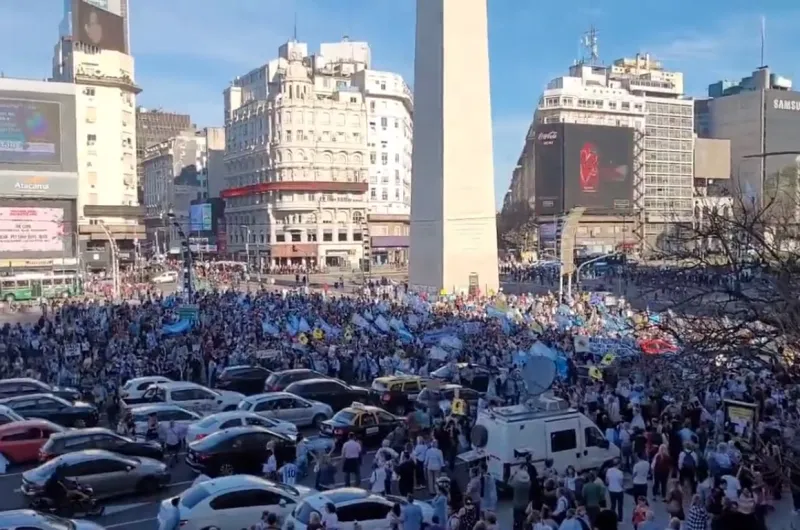 Video Masivo Cacerolazo En El Obelisco Y En Plaza De Mayo Una