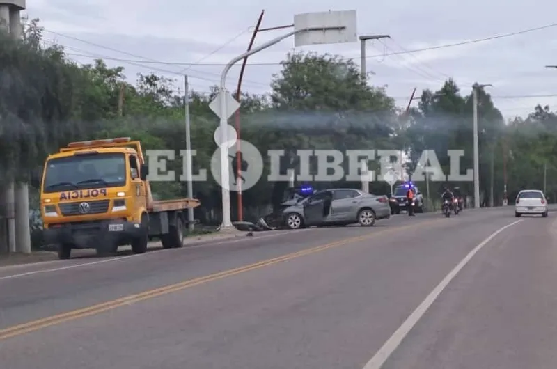 Automovilista fuera de control chocó contra dos postes y fue