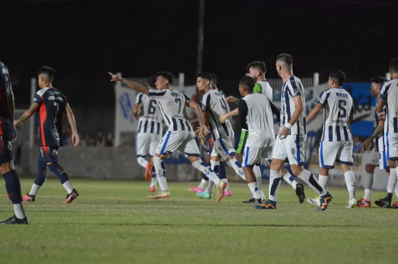 Sarmiento Venci A Las Palmas Y Jugar Por El Ascenso Se Impuso A