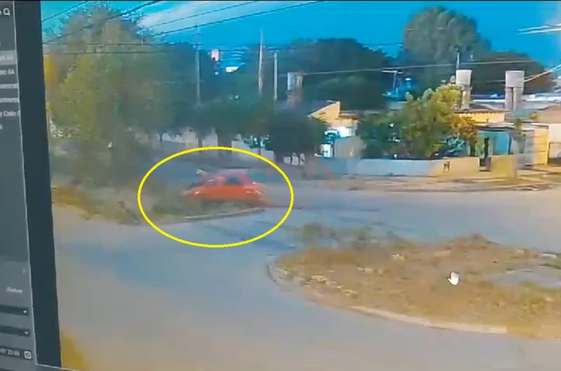 Video Terrible Choque Termin Con Un Auto Y Una Moto Adentro De Una