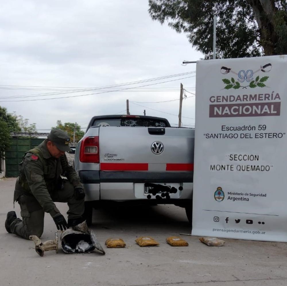 Dos salteños modifican el caño de escape de una camioneta y ocultan más