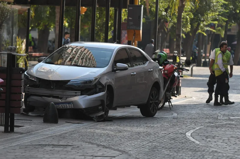 Insólito choque se distrajo con el celular y se llevó puesta una