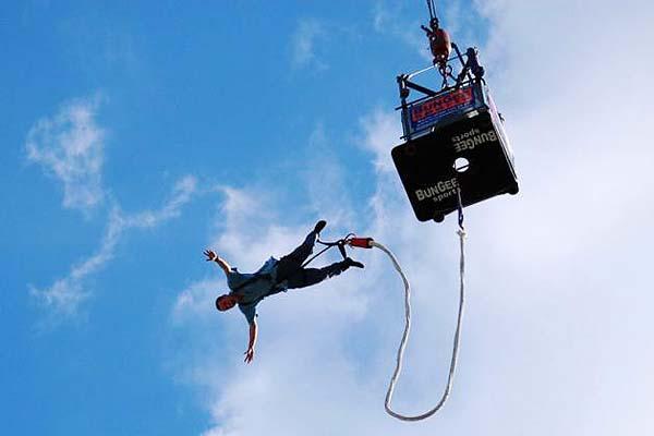 Dos joacutevenes fallecieron al practicar Bungee Jumping desde una gruacutea