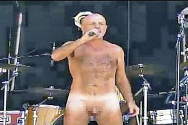 Terminoacute completamente desnudo  un show que brindoacute en Chile