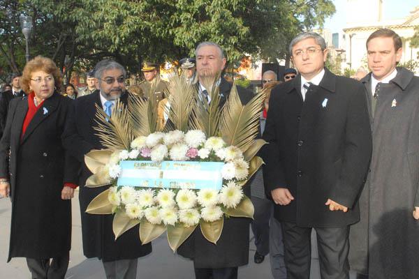 HONORES Las autoridades colocaron una ofrenda floral al pie del monumento del Creador de la Bandera