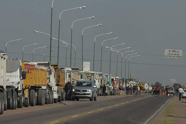 PARADOS Al costado de la ruta 64 quedaron inmovilizados ms de 30 camiones cargados Pasado el mediodía salieron en caravana