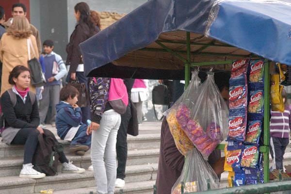 Controlaraacuten a vendedores en las veredas de las escuelas