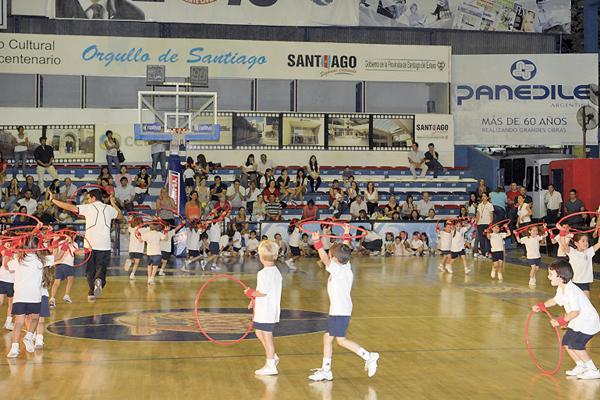 El colegio Big Ben tuvo anoche  su Muestra de Educacioacuten Fiacutesica