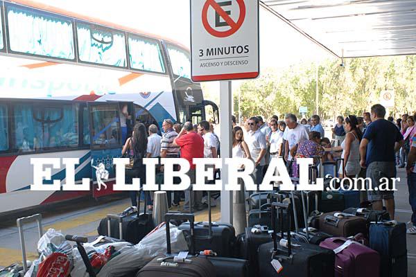 Pasajeros que viajan a Buenos Aires fueron trasladados en un transfer hacia Las Termas