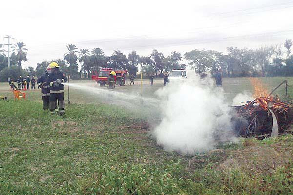 FUEGO Tres equipos combatieron siniestros en una supuesta vivienda