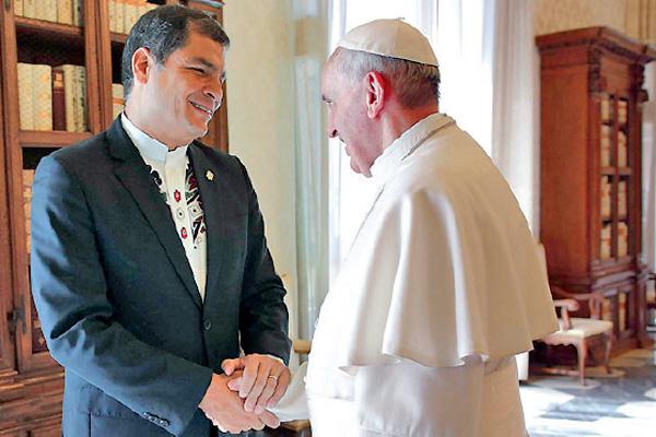 CORDIALIDAD Un emotivo abrazo del Papa a Correa abrió el encuentro