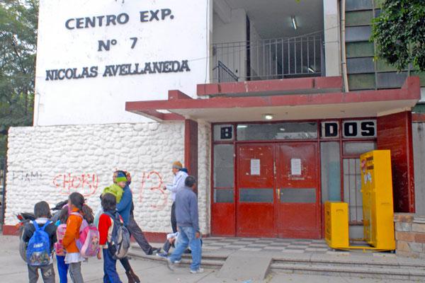 Protesta de padres en la Nicolaacutes Avellaneda por supuestos casos de meningitis