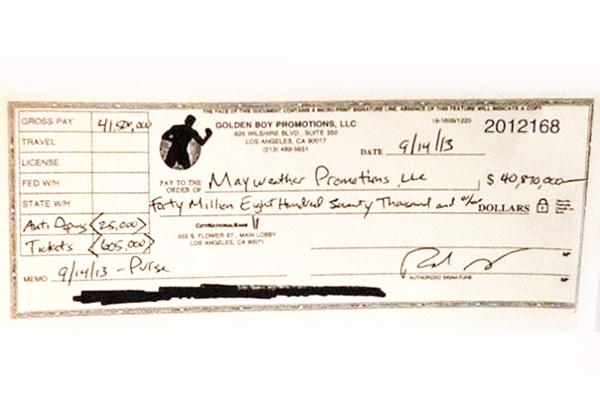 El cheque por 415 millones de doacutelares que le pagaron a Mayweather